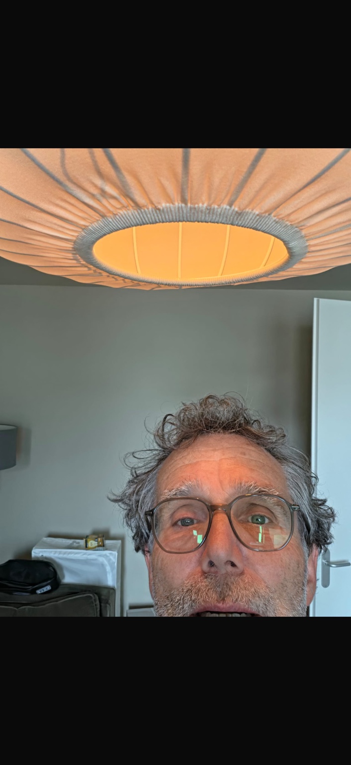 Een spontane selfie van Pierre onder een lamp