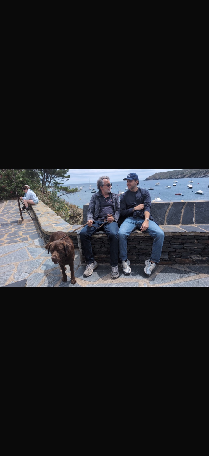 Pierre met gezelschap en de labrador aan zee