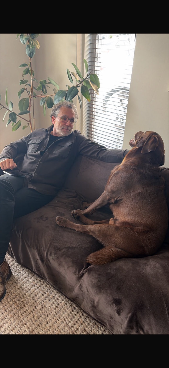Pierre en de labrador in een serieus één-op-ééngesprek op de bank